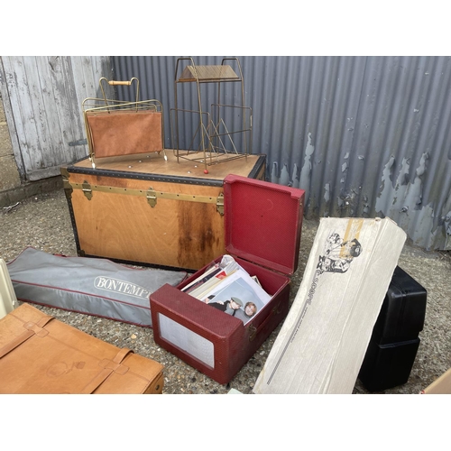 181 - Large vintage trunk, two retro record racks, case, two sewing machines, scope and BONTEMPI