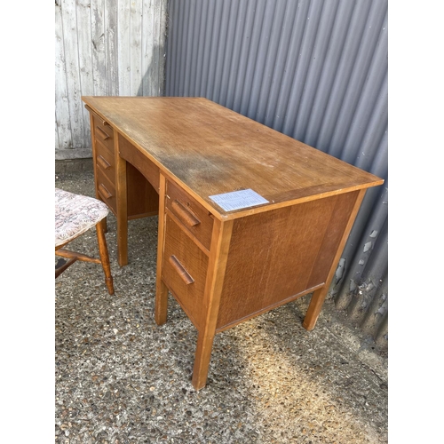 250 - A mid century oak office desk 122x70 together with chair