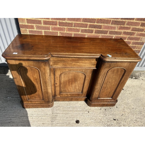 42 - A Victorian mahogany buffet sideboard  153x54x90