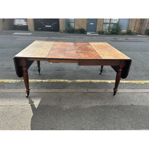 43 - A Victorian drop leaf extending table (extends to 160x115)