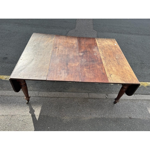 43 - A Victorian drop leaf extending table (extends to 160x115)