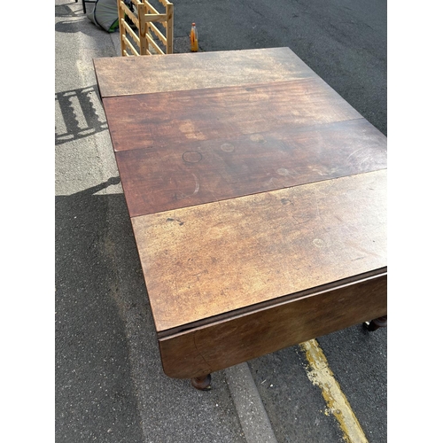 43 - A Victorian drop leaf extending table (extends to 160x115)