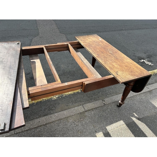 43 - A Victorian drop leaf extending table (extends to 160x115)