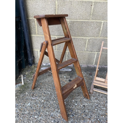 93 - A folding steamer style chair, easel and wooden steps