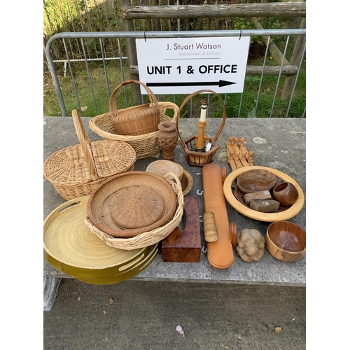 1065 - Baskets and woodenware