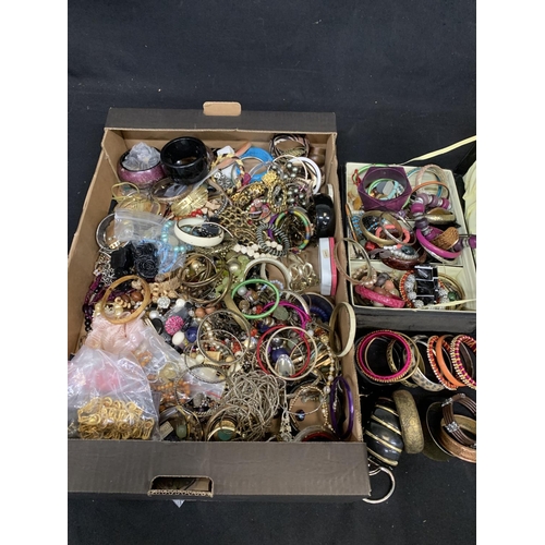 1091 - Jewellery box and large tray of modern costume jewellery