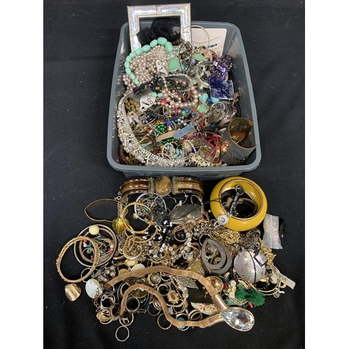 1092 - Tray of modern costume jewellery