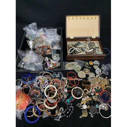 1093 - Jewellery box and tray of costume jewellery, beads etc