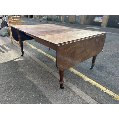 35 - A Victorian drop leaf extending table (extends to 160x115)