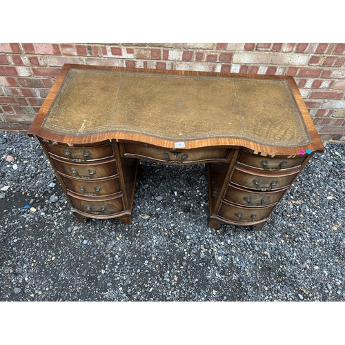 4 - A reproduction mahogany kneehole desk AF 115x50x75