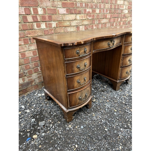 4 - A reproduction mahogany kneehole desk AF 115x50x75