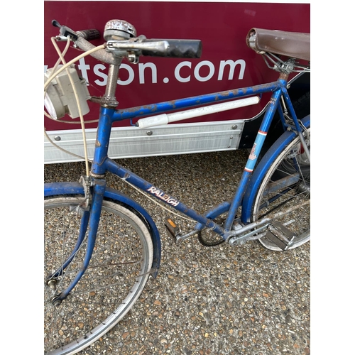 75 - A vintage Raleigh cycle