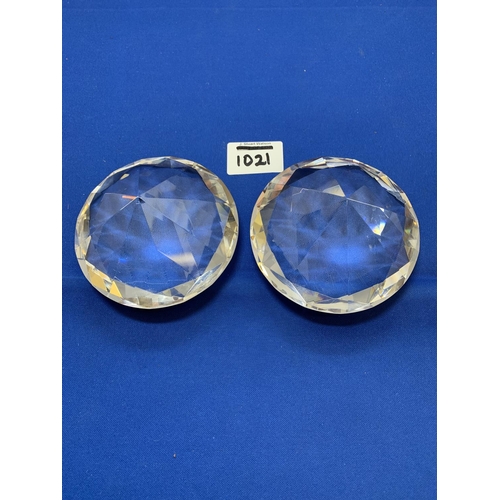 1021 - Pair of crystal glass Paperweights, 10 cms base diameter