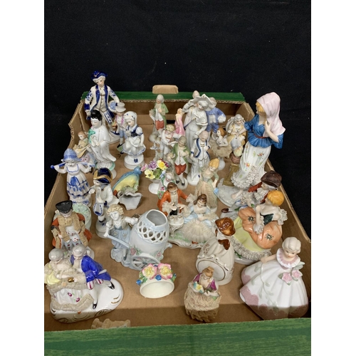 489 - Tray of decorative figures