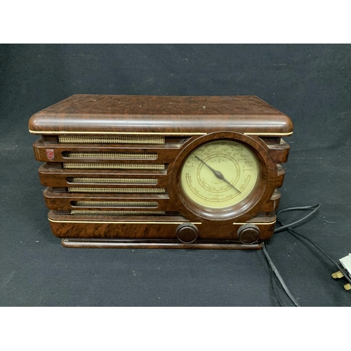 549 - Philips Bakelite mains radio with lead