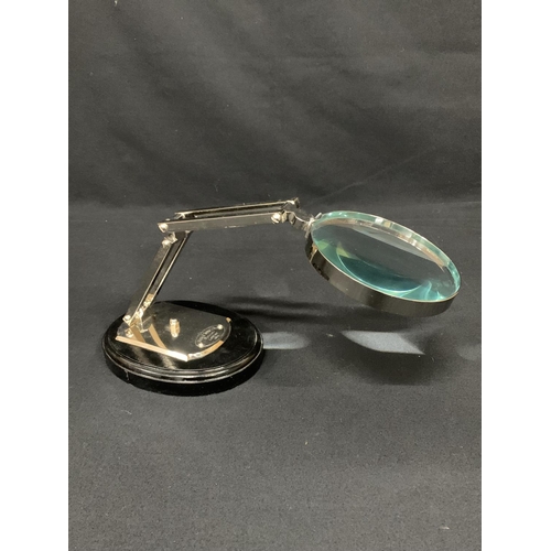 552 - Table magnifier