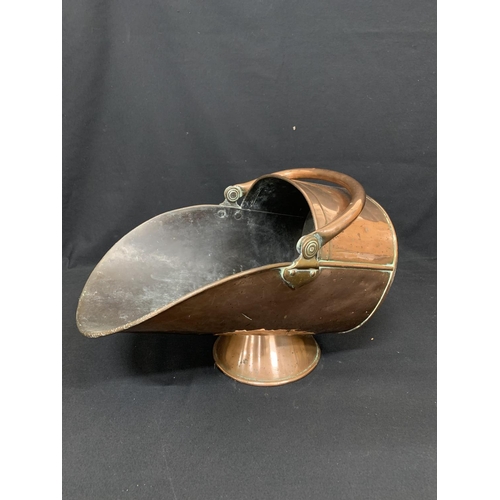 590 - Heavy copper coal scuttle, in good condition, Height 32cms, length 45cms