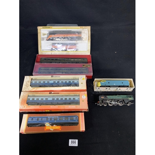 866 - Boxed Bachmann HO Southern Pacific Loco and Tender, 2 additional Locos and 5 boxed carriages