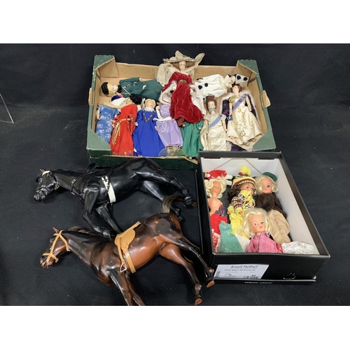 886 - Three Sindy Dolls and 2 horses plus tray of Lilli style dolls (3)