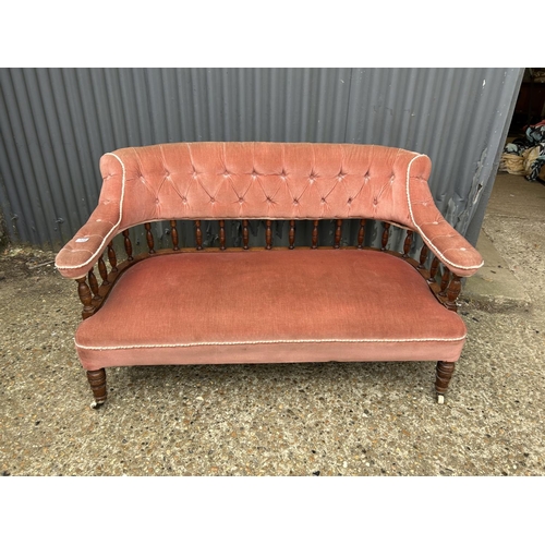 129 - An Edwardian pink upholstered chaise lounge settee