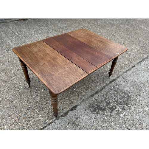 142 - A Victorian mahogany extending dining table with two extension leaves 142x102 max size