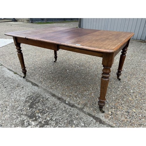 142 - A Victorian mahogany extending dining table with two extension leaves 142x102 max size