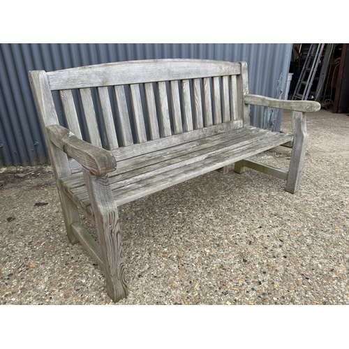 17 - A good quality weathered wooden garden bench seat 124 cm wide