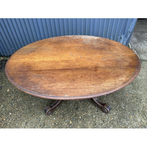 212 - A victorian walnut and mahogany tilt top oval breakfast table 120x150cm