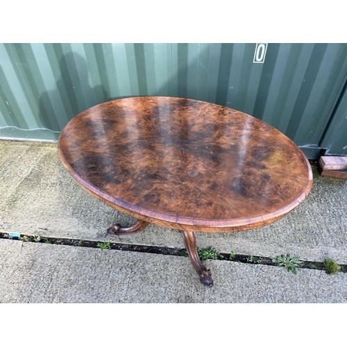 276 - A victorian walnut oval loo table