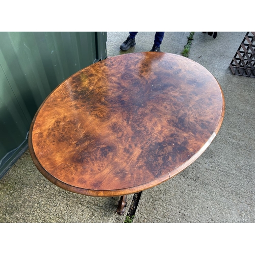 276 - A victorian walnut oval loo table