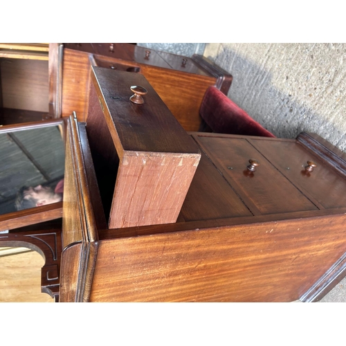 306 - A victorian mahogany pedestal dressing table stamped GILLOW 150 x50x98