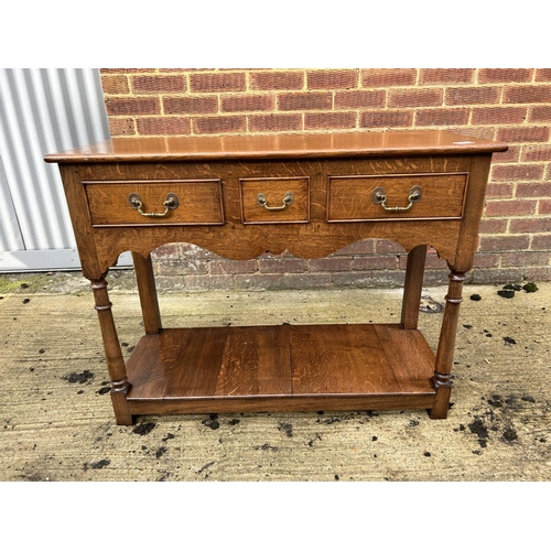 315 - An oak three drawer lowboy / serving table 96x38x77