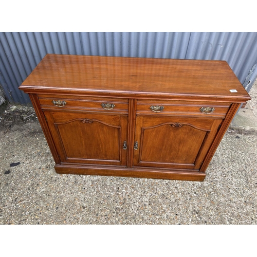 32 - An Edwardian mahogany sideboard with two drawers and two doors 138x48x90