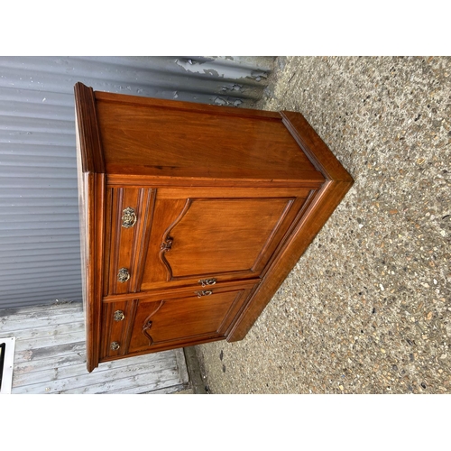 32 - An Edwardian mahogany sideboard with two drawers and two doors 138x48x90