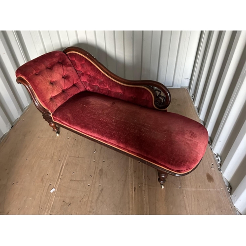 325 - A victorian red upholstered chaise lounge