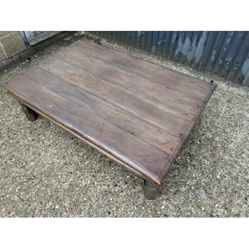 82 - An Indonesian hardwood coffee table 133x90x40