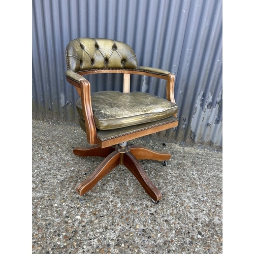 61 - A green leather chesterfield swivel desk chair