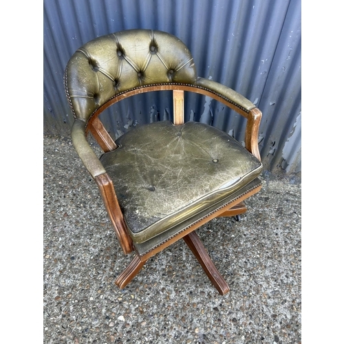 61 - A green leather chesterfield swivel desk chair