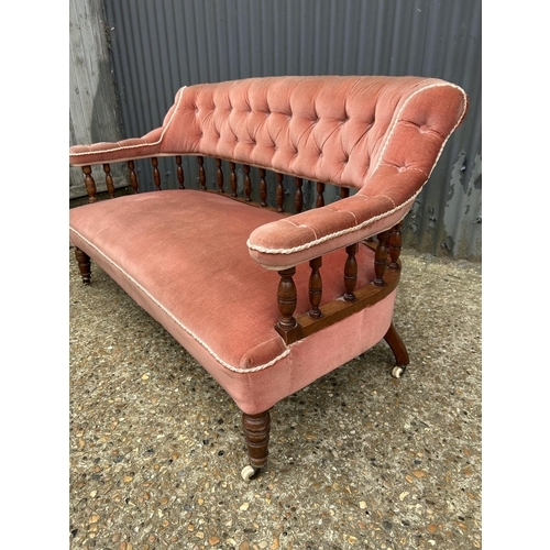 129 - An Edwardian pink upholstered chaise lounge settee