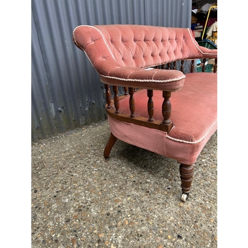 129 - An Edwardian pink upholstered chaise lounge settee