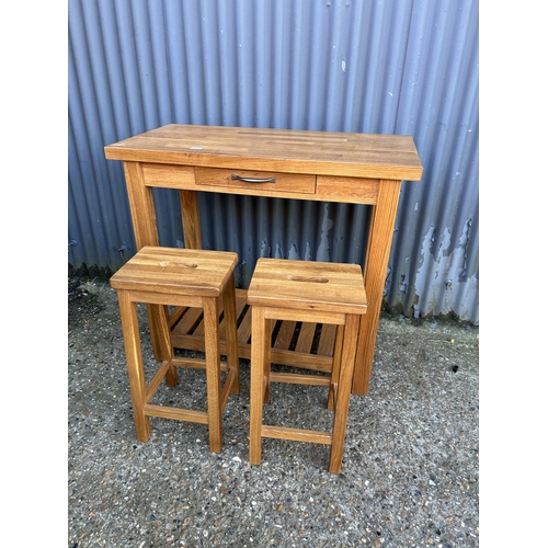 17 - A good quality modern light oak breakfast bar / table with two stowaway stools