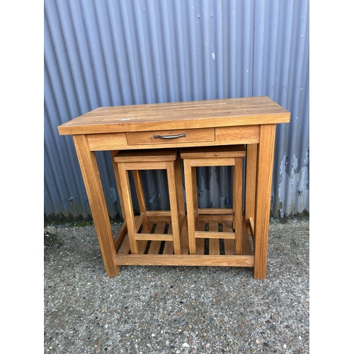 17 - A good quality modern light oak breakfast bar / table with two stowaway stools