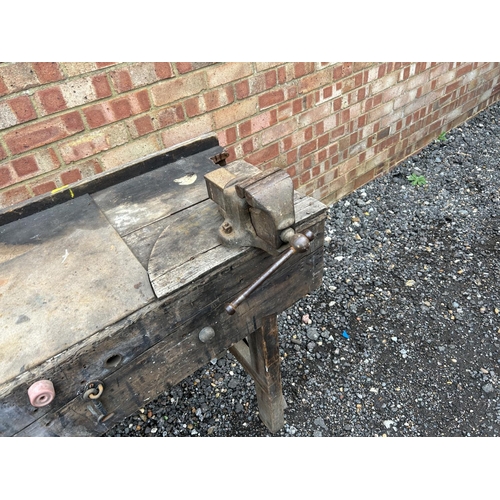 23 - A vintage work bench with vice 150x45x85