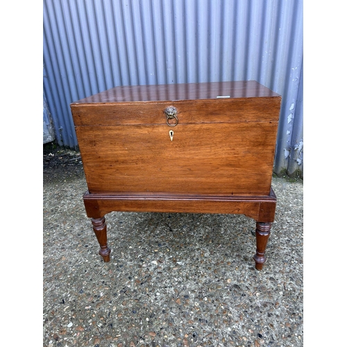 51 - A Georgian mahogany cellarette 65x50x70