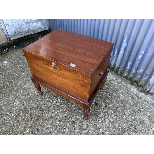 51 - A Georgian mahogany cellarette 65x50x70