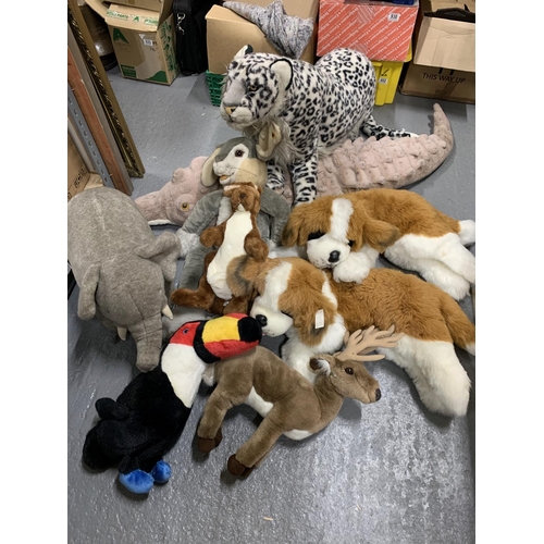 682 - 9 large soft toys in good condition