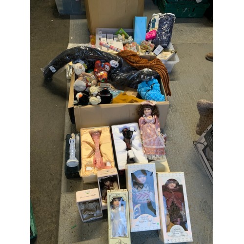 1005 - Boxed dolls, jewellery trees, soft toys, Xmas cards and new sundries (3)