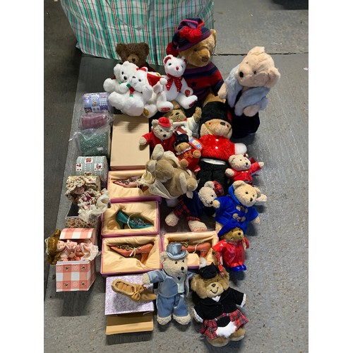 1006 - Teddy Bears, small boxed dolls and decorative ring shoes