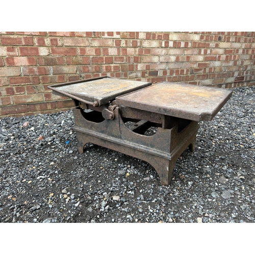 92 - A set of heavy iron potato weighing scales by PARNELL