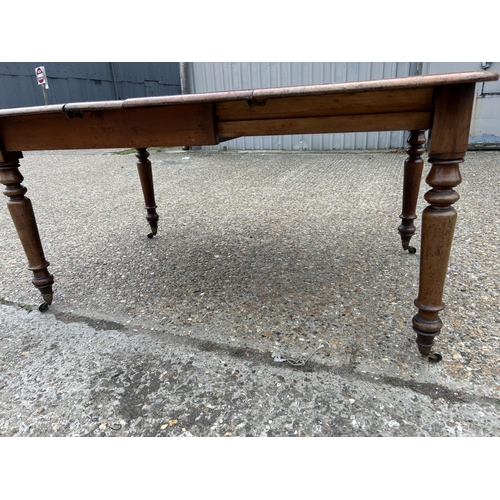 108 - A Victorian mahogany extending dining table with two extension leaves 142x102 max size